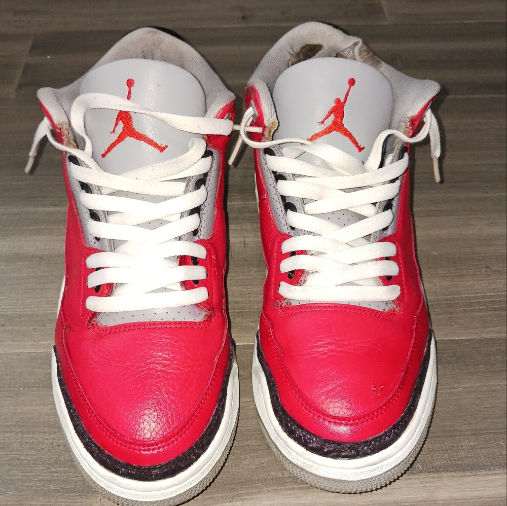 Air Jordan 3 Retro                               ( SE Red Cement ) size 9.5
